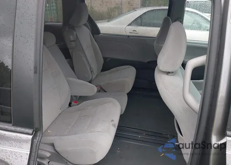 2017 Toyota Sienna Le 8 Passenger z USA, uszkodzony, nr VIN 5TDKZ3DC1HS831889